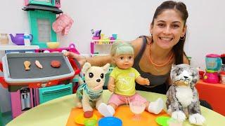 Ayşe, Gül ve Loli, kedi Yumak için yiyecek hazırlıyor! Oyuncak videosu