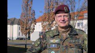 Oberst von Studnitz erklärt Geschichte der Julius-Leber-Kaserne
