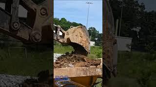 Going to work moving dirt!  #excavator #dirtwork #dumptruck #construction