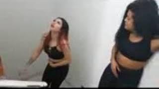 2 Girls farting