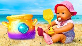 Baby Born -nukke ja taikakattila. Nuket ja lelut rannalla.
