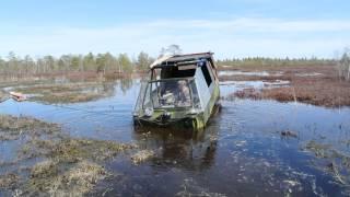 самодельный вездеход в ручье на болоте