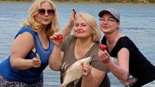 РЫБОЛОВНЫЙ СЕЗОН 2024 объявляю открытым. С подругами отдыхаем и рыбачим на удочку на реке Томь.