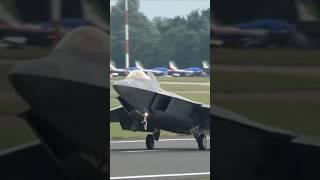 This is the world's Greatestl fighter ! an F-22 Raptor landing right in front of me