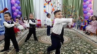8 марта 2018 г. Танец мальчиков для девочек в детском саду