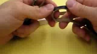 Tying double-dalet knot for tefillin shel rosh