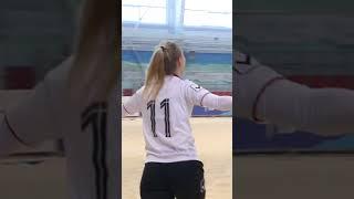 Девушка забила потрясающий гол #гол #goal #футбол #football #пляжка #шортс #shortssports #shorts