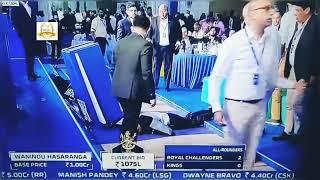 Mojor Mishap At Auction TATA IPL 2022, Auctioneer Falls from stage #ipl2022