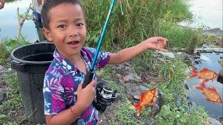 Rama Mancing Ikan di Danau Batur