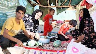 The daily life of Mehdi and Farhanaz's family. Mehdi's help to Farhanaz's family