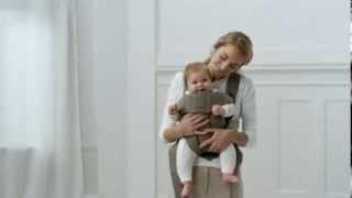 Видеоинструкция BabyBjorn: как носить ребенка в рюкзаке-кенгуру лицом вперед.