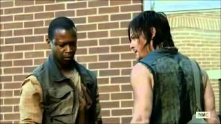 Daryl trying to eat Bob (TWD season 4)