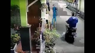 Seorang Pria Terciduk CCTV Mencuri Celana Dalam Perempuan Yang Sedang Dijemur Disamping Rumah
