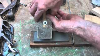 Hand plane blade sharpening jig. (Aparato para filar una cuchilla de cepillo)