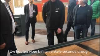 Houten vloer binnen 2 seconde droog door LED-olie de Vesting