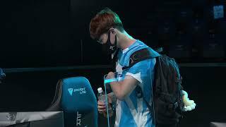 LCK PLAYER SPILLING WATER ON STAGE!