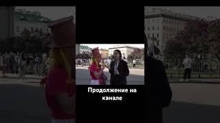 Девушка в костюме клоуна набросилась на журналиста