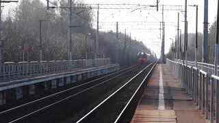 поезд "Ласточка" через платформу Вохна