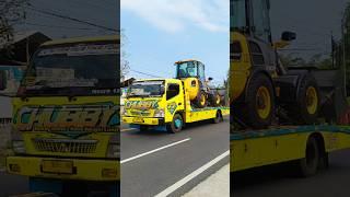 TRUK FUSO TOWING PANJANG MUATAN LOADER ALAT BERAT MELAJU CEPAT #shorts #viral #trending