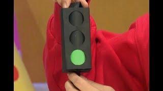 Making a paper traffic light | CCTV English