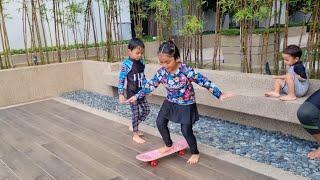 anak belajar main skate board