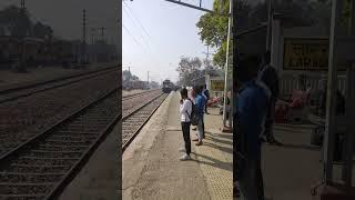 15104/Banaras - Gorakhpur InterCity Express | Lar Road railway station #deoria #railway #train