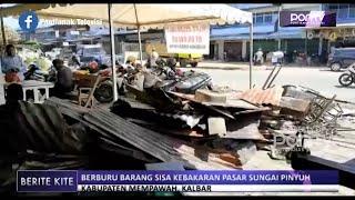 Berburu Barang Sisa Kebakaran Pasar Sungai Pinyuh