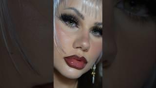 GRAPHIC LINER HOLIDAY MAKEUP TUTORIAL FT. MAX FACTOR