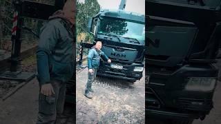 Unser schwarzes Biest: MAN LKW mit MKG Kran in Aktion! #LKW #MKG #Kranfahrer #Baumaschinen #Handwerk