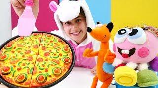 Unicorn çocuk videosu. Ayşe oyuncak pizza yapma takımını açıyor.  Kafe oyunu