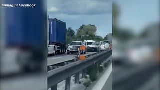 Incidente frontale in superstrada: la folle corsa del suv in contromano