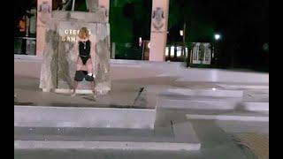 Девушка во Львове пописяла под памятник бандере