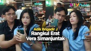 Netizen Heboh, Adik Brigadir J Rangkul Vera Simanjuntak