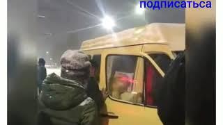 Машуркага батпасада тыгып салып  жатат 