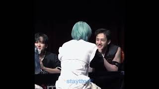 Chanlix being playful at the fansign #felix #straykids #chan #chanlix