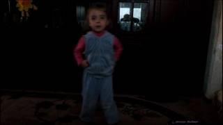 Малышка подтанцовывает.  Веселая малышка. / Baby dancing. Cheerful baby.