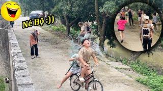 Troll Giả Bà Cụ Ném Bóng Nước Người Lạ Cười Vãi Linh Hồn