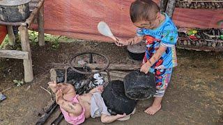 A 17-year-old single mother, with the help of her siblings, completed the roof of the house.