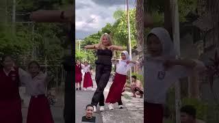 bule joget ditemani anak sd #reaction #trending #shortvideo