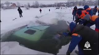 Водителя фуры, провалившейся под лёд на переправе, обнаружили мёртвым.на р. Белая около Бирска