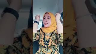 tante jilbab ketat cantik bikin video di mobil bergoyang mirip polwan viral