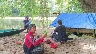 Mancing camping naik perahu pergi ke sungai pedalaman hutan Kalimantan