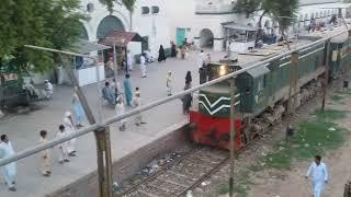 Sandal Express Arriving at Jhang Sadar Railway Station #pakistanrailwaysvideos