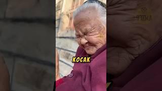 Liat Reaksi Nenek Makan Stroberi Asem #videoviral #videoshort #lucu