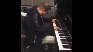 Scott Storch Plays Hit Songs On The Piano!