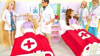 Puppen werden in einem Krankenwagen ins Krankenhaus gebracht / Doktor Barbie-Puppen Krankenschwester