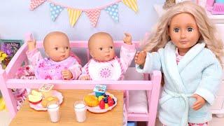 Twins breakfast adventure with Mom! Play Dolls