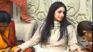 Sridevi getting mehendi on her hands during Karishma Kapoor's wedding.mp4