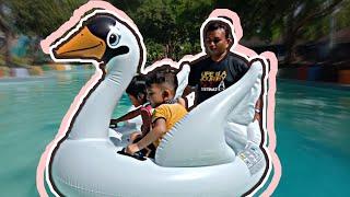 SENANGNYA SIKEMBAR MANDI KOLAM RENANG  PAKE PELAMPUNG BEBEK