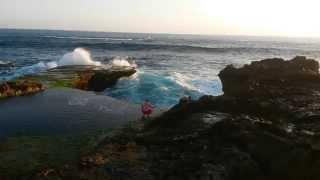 Huge wave crushes guy at devil's tear, nusa lembongan, bali